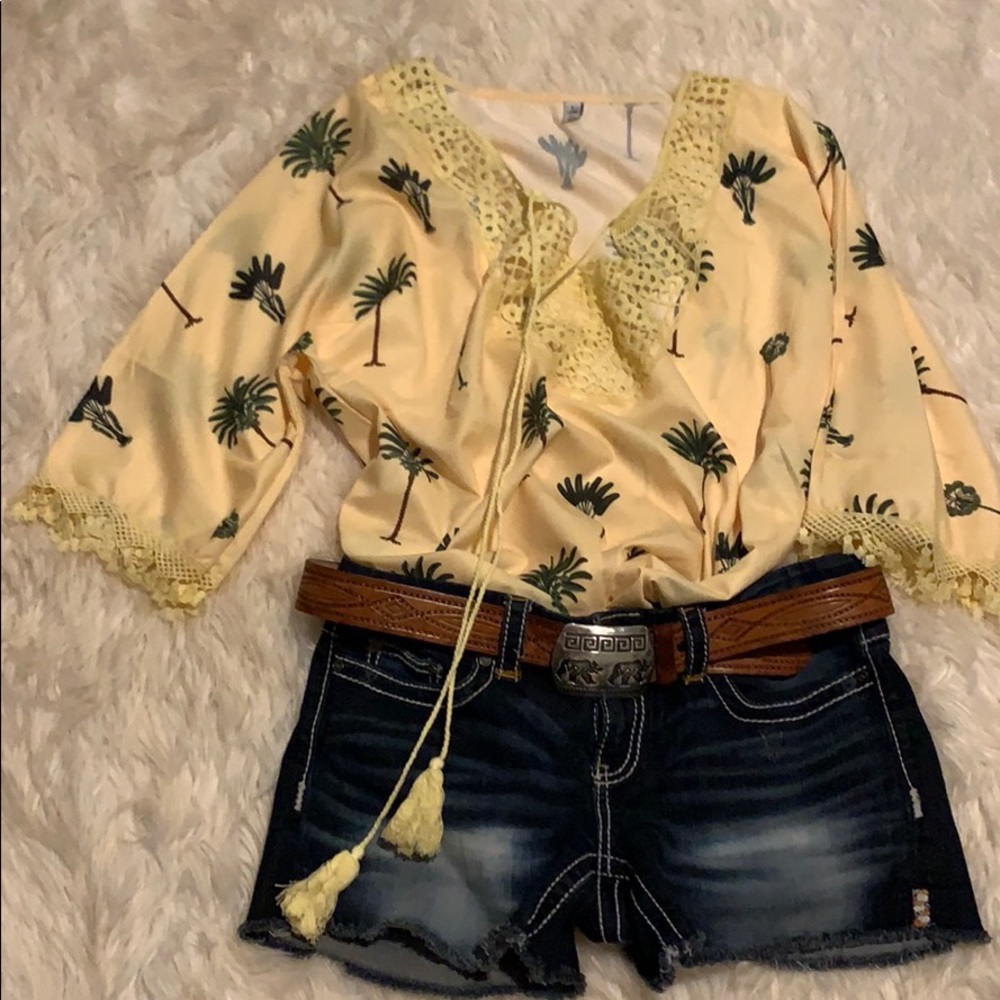 Never worn ... bright fun yellow top size large